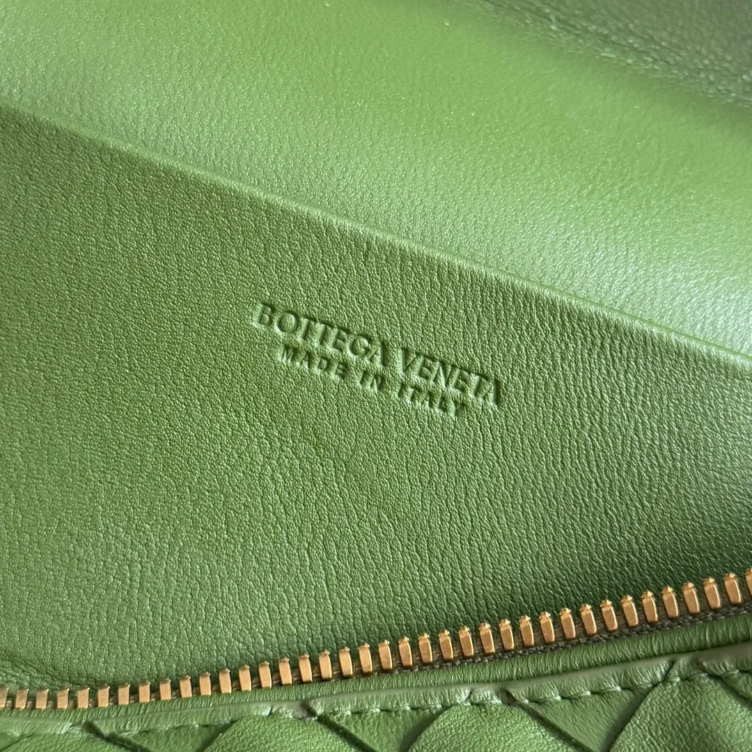 Batch 1360 Bottega Veneta 24 spring and summer woven zipper crossbody bag. A crossbody bag that can be used as a cosmetic bag. The exquisite weaving and compact body are an indispensable accessory for the upcoming summer. The double zipper also better protects the bag. It has a large capacity. If you like it, don’t miss it. Style number: 789109 Size: 22*12.5*5cm
